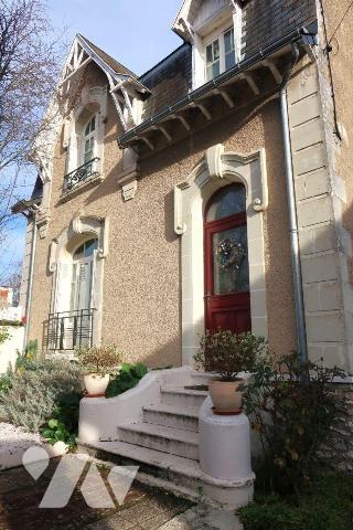 TRES JOLIE MAISON DE VILLE de +105m2 hab., comprenant :
. en RC : entrée avec placard, cuisine...