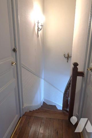 TRES JOLIE MAISON DE VILLE de +105m2 hab., comprenant :
. en RC : entrée avec placard, cuisine...