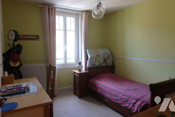 TRES JOLIE MAISON DE VILLE de +105m2 hab., comprenant :
. en RC : entrée avec placard, cuisine...