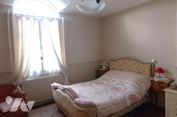 TRES JOLIE MAISON DE VILLE de +105m2 hab., comprenant :
. en RC : entrée avec placard, cuisine...