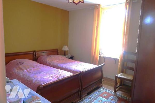 TRES JOLIE MAISON DE VILLE de +105m2 hab., comprenant :
. en RC : entrée avec placard, cuisine...