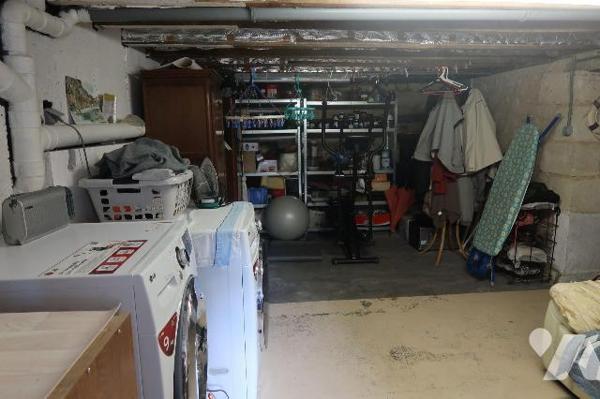 TRES JOLIE MAISON DE VILLE de +105m2 hab., comprenant :
. en RC : entrée avec placard, cuisine...