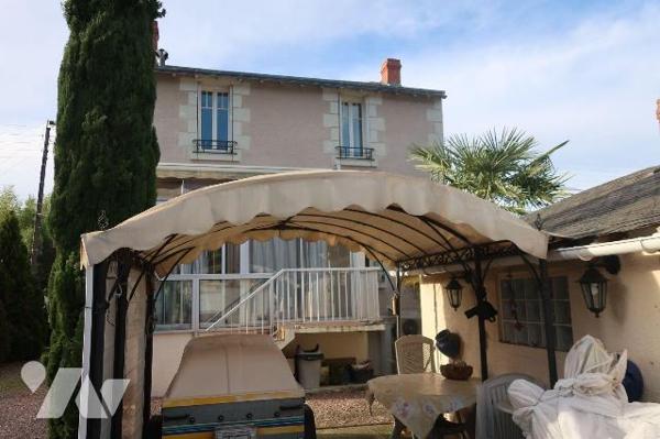 TRES JOLIE MAISON DE VILLE de +105m2 hab., comprenant :
. en RC : entrée avec placard, cuisine...