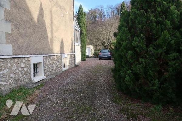 TRES JOLIE MAISON DE VILLE de +105m2 hab., comprenant :
. en RC : entrée avec placard, cuisine...