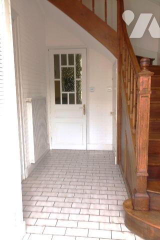 TRES JOLIE MAISON DE VILLE de +105m2 hab., comprenant :
. en RC : entrée avec placard, cuisine...