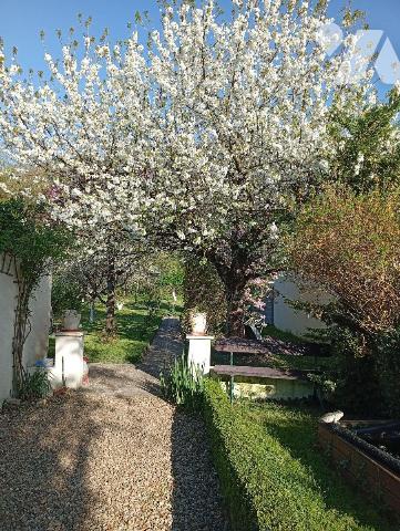 TRES JOLIE MAISON DE VILLE de +105m2 hab., comprenant :
. en RC : entrée avec placard, cuisine...