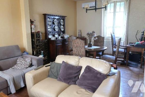 TRES JOLIE MAISON DE VILLE de +105m2 hab., comprenant :
. en RC : entrée avec placard, cuisine...