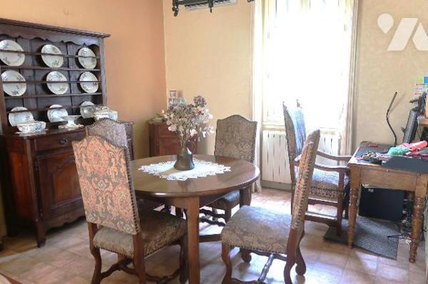 TRES JOLIE MAISON DE VILLE de +105m2 hab., comprenant :
. en RC : entrée avec placard, cuisine...