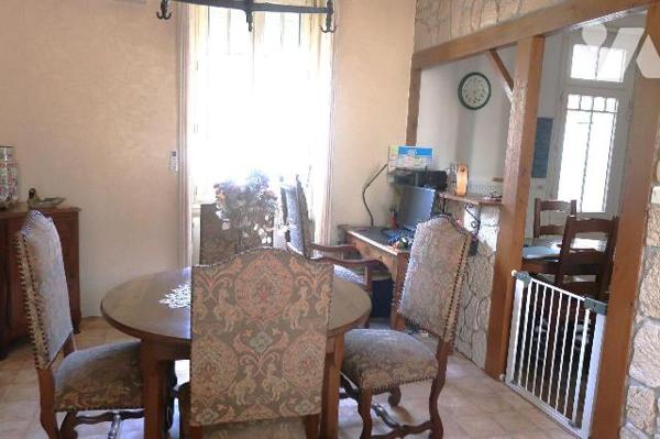 TRES JOLIE MAISON DE VILLE de +105m2 hab., comprenant :
. en RC : entrée avec placard, cuisine...