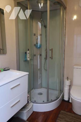 TRES JOLIE MAISON DE VILLE de +105m2 hab., comprenant :
. en RC : entrée avec placard, cuisine...