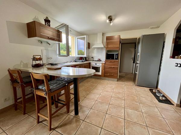 Agréable ensemble familial offrant de confortables volumes et double garages à 5mn de Bourg en Bresse