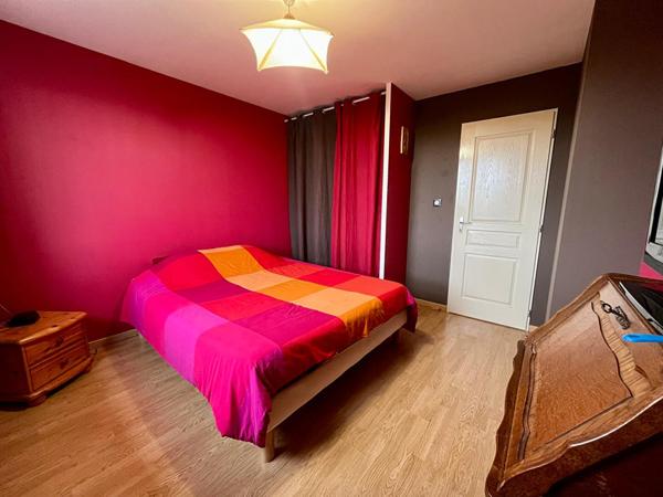 Agréable ensemble familial offrant de confortables volumes et double garages à 5mn de Bourg en Bresse