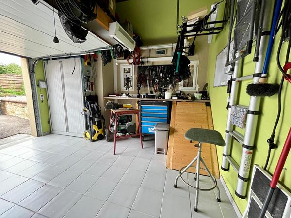 Agréable ensemble familial offrant de confortables volumes et double garages à 5mn de Bourg en Bresse