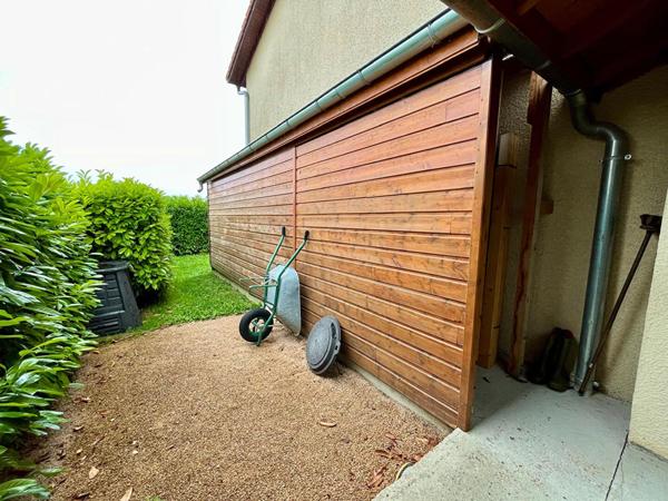 Agréable ensemble familial offrant de confortables volumes et double garages à 5mn de Bourg en Bresse