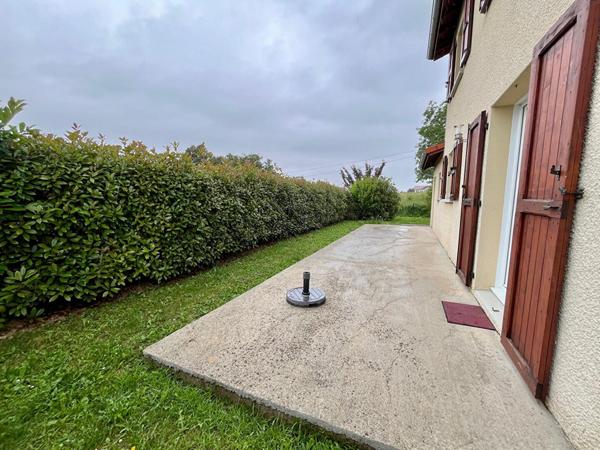 Agréable ensemble familial offrant de confortables volumes et double garages à 5mn de Bourg en Bresse