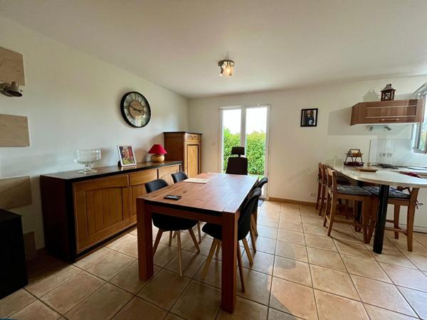 Agréable ensemble familial offrant de confortables volumes et double garages à 5mn de Bourg en Bresse