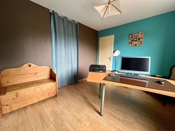 Agréable ensemble familial offrant de confortables volumes et double garages à 5mn de Bourg en Bresse