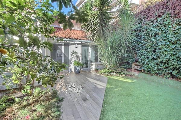 MARSEILLE 13008. Proche Prado, Rez-de-jardin avec dépendance