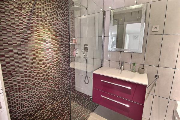 MARSEILLE 13008. Proche Prado, Rez-de-jardin avec dépendance