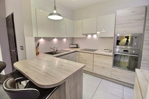 MARSEILLE 13008. Proche Prado, Rez-de-jardin avec dépendance