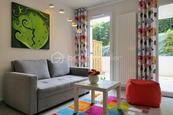 Situé en rez-de-chaussée d'une résidence de 2017 à proximité du centre de Cambo-les-bains, cet appartement de 49m2 offre une large entrée avec placard, une buanderie offrant également un bel espace de rangement, un séjour avec sa cuisine aménagée ouverte, une jolie chambre, ainsi qu'une salle d'eau avec WC. Vous profiterez également d'une terrasse de 19m2 semi couverte, entourée d'un espace végétalisé, et exposée Est vous permettant ainsi de bénéficier d'une belle luminosité le matin sans avoir les désagréments des fortes chaleurs l'été. 
Deux places de parkings privatives, une cave privative et un local à vélo commun complètent le logement.
La résidence comprend 18 appartements et est parfaitement entretenue.
Actuellement exploité en location courte durée, il génère environ 15000€ de CA annuel. Vendu meublé, avec une option de vente vide selon votre projet, il représente une belle opportunité pour un investissement ou pour un premier achat.
Contactez-moi vite pour organiser une visite et découvrir ce petit bijou !

Visite virtuelle disponible sur demande.