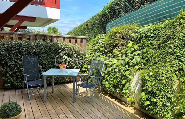 Situé en rez-de-chaussée d'une résidence de 2017 à proximité du centre de Cambo-les-bains, cet appartement de 49m2 offre une large entrée avec placard, une buanderie offrant également un bel espace de rangement, un séjour avec sa cuisine aménagée ouverte, une jolie chambre, ainsi qu'une salle d'eau avec WC. Vous profiterez également d'une terrasse de 19m2 semi couverte, entourée d'un espace végétalisé, et exposée Est vous permettant ainsi de bénéficier d'une belle luminosité le matin sans avoir les désagréments des fortes chaleurs l'été. 
Deux places de parkings privatives, une cave privative et un local à vélo commun complètent le logement.
La résidence comprend 18 appartements et est parfaitement entretenue.
Actuellement exploité en location courte durée, il génère environ 15000€ de CA annuel. Vendu meublé, avec une option de vente vide selon votre projet, il représente une belle opportunité pour un investissement ou pour un premier achat.
Contactez-moi vite pour organiser une visite et découvrir ce petit bijou !

Visite virtuelle disponible sur demande.
