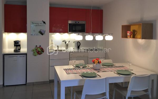 Situé en rez-de-chaussée d'une résidence de 2017 à proximité du centre de Cambo-les-bains, cet appartement de 49m2 offre une large entrée avec placard, une buanderie offrant également un bel espace de rangement, un séjour avec sa cuisine aménagée ouverte, une jolie chambre, ainsi qu'une salle d'eau avec WC. Vous profiterez également d'une terrasse de 19m2 semi couverte, entourée d'un espace végétalisé, et exposée Est vous permettant ainsi de bénéficier d'une belle luminosité le matin sans avoir les désagréments des fortes chaleurs l'été. 
Deux places de parkings privatives, une cave privative et un local à vélo commun complètent le logement.
La résidence comprend 18 appartements et est parfaitement entretenue.
Actuellement exploité en location courte durée, il génère environ 15000€ de CA annuel. Vendu meublé, avec une option de vente vide selon votre projet, il représente une belle opportunité pour un investissement ou pour un premier achat.
Contactez-moi vite pour organiser une visite et découvrir ce petit bijou !

Visite virtuelle disponible sur demande.