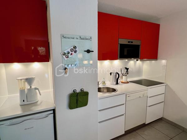 Situé en rez-de-chaussée d'une résidence de 2017 à proximité du centre de Cambo-les-bains, cet appartement de 49m2 offre une large entrée avec placard, une buanderie offrant également un bel espace de rangement, un séjour avec sa cuisine aménagée ouverte, une jolie chambre, ainsi qu'une salle d'eau avec WC. Vous profiterez également d'une terrasse de 19m2 semi couverte, entourée d'un espace végétalisé, et exposée Est vous permettant ainsi de bénéficier d'une belle luminosité le matin sans avoir les désagréments des fortes chaleurs l'été. 
Deux places de parkings privatives, une cave privative et un local à vélo commun complètent le logement.
La résidence comprend 18 appartements et est parfaitement entretenue.
Actuellement exploité en location courte durée, il génère environ 15000€ de CA annuel. Vendu meublé, avec une option de vente vide selon votre projet, il représente une belle opportunité pour un investissement ou pour un premier achat.
Contactez-moi vite pour organiser une visite et découvrir ce petit bijou !

Visite virtuelle disponible sur demande.