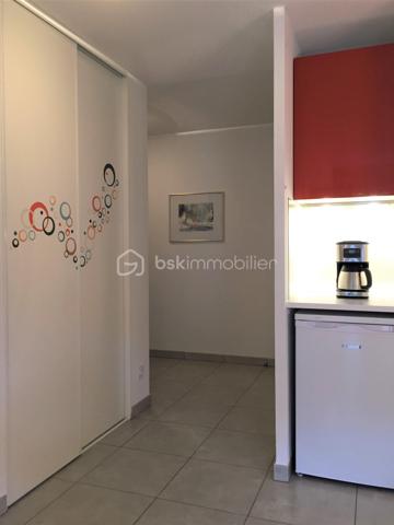 Situé en rez-de-chaussée d'une résidence de 2017 à proximité du centre de Cambo-les-bains, cet appartement de 49m2 offre une large entrée avec placard, une buanderie offrant également un bel espace de rangement, un séjour avec sa cuisine aménagée ouverte, une jolie chambre, ainsi qu'une salle d'eau avec WC. Vous profiterez également d'une terrasse de 19m2 semi couverte, entourée d'un espace végétalisé, et exposée Est vous permettant ainsi de bénéficier d'une belle luminosité le matin sans avoir les désagréments des fortes chaleurs l'été. 
Deux places de parkings privatives, une cave privative et un local à vélo commun complètent le logement.
La résidence comprend 18 appartements et est parfaitement entretenue.
Actuellement exploité en location courte durée, il génère environ 15000€ de CA annuel. Vendu meublé, avec une option de vente vide selon votre projet, il représente une belle opportunité pour un investissement ou pour un premier achat.
Contactez-moi vite pour organiser une visite et découvrir ce petit bijou !

Visite virtuelle disponible sur demande.