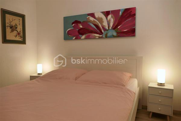 Situé en rez-de-chaussée d'une résidence de 2017 à proximité du centre de Cambo-les-bains, cet appartement de 49m2 offre une large entrée avec placard, une buanderie offrant également un bel espace de rangement, un séjour avec sa cuisine aménagée ouverte, une jolie chambre, ainsi qu'une salle d'eau avec WC. Vous profiterez également d'une terrasse de 19m2 semi couverte, entourée d'un espace végétalisé, et exposée Est vous permettant ainsi de bénéficier d'une belle luminosité le matin sans avoir les désagréments des fortes chaleurs l'été. 
Deux places de parkings privatives, une cave privative et un local à vélo commun complètent le logement.
La résidence comprend 18 appartements et est parfaitement entretenue.
Actuellement exploité en location courte durée, il génère environ 15000€ de CA annuel. Vendu meublé, avec une option de vente vide selon votre projet, il représente une belle opportunité pour un investissement ou pour un premier achat.
Contactez-moi vite pour organiser une visite et découvrir ce petit bijou !

Visite virtuelle disponible sur demande.