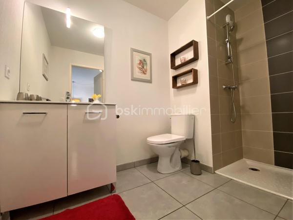 Situé en rez-de-chaussée d'une résidence de 2017 à proximité du centre de Cambo-les-bains, cet appartement de 49m2 offre une large entrée avec placard, une buanderie offrant également un bel espace de rangement, un séjour avec sa cuisine aménagée ouverte, une jolie chambre, ainsi qu'une salle d'eau avec WC. Vous profiterez également d'une terrasse de 19m2 semi couverte, entourée d'un espace végétalisé, et exposée Est vous permettant ainsi de bénéficier d'une belle luminosité le matin sans avoir les désagréments des fortes chaleurs l'été. 
Deux places de parkings privatives, une cave privative et un local à vélo commun complètent le logement.
La résidence comprend 18 appartements et est parfaitement entretenue.
Actuellement exploité en location courte durée, il génère environ 15000€ de CA annuel. Vendu meublé, avec une option de vente vide selon votre projet, il représente une belle opportunité pour un investissement ou pour un premier achat.
Contactez-moi vite pour organiser une visite et découvrir ce petit bijou !

Visite virtuelle disponible sur demande.