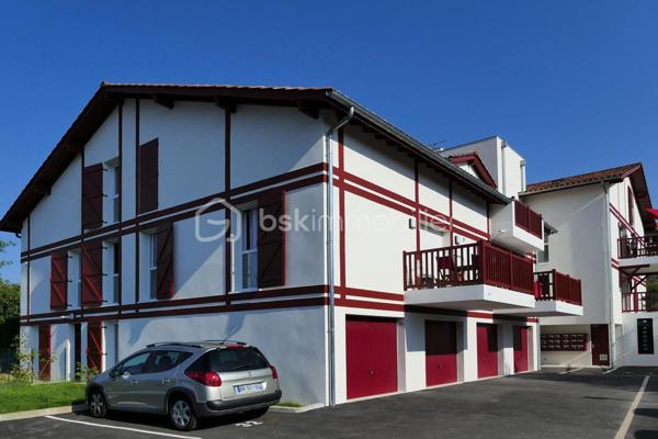 Situé en rez-de-chaussée d'une résidence de 2017 à proximité du centre de Cambo-les-bains, cet appartement de 49m2 offre une large entrée avec placard, une buanderie offrant également un bel espace de rangement, un séjour avec sa cuisine aménagée ouverte, une jolie chambre, ainsi qu'une salle d'eau avec WC. Vous profiterez également d'une terrasse de 19m2 semi couverte, entourée d'un espace végétalisé, et exposée Est vous permettant ainsi de bénéficier d'une belle luminosité le matin sans avoir les désagréments des fortes chaleurs l'été. 
Deux places de parkings privatives, une cave privative et un local à vélo commun complètent le logement.
La résidence comprend 18 appartements et est parfaitement entretenue.
Actuellement exploité en location courte durée, il génère environ 15000€ de CA annuel. Vendu meublé, avec une option de vente vide selon votre projet, il représente une belle opportunité pour un investissement ou pour un premier achat.
Contactez-moi vite pour organiser une visite et découvrir ce petit bijou !

Visite virtuelle disponible sur demande.