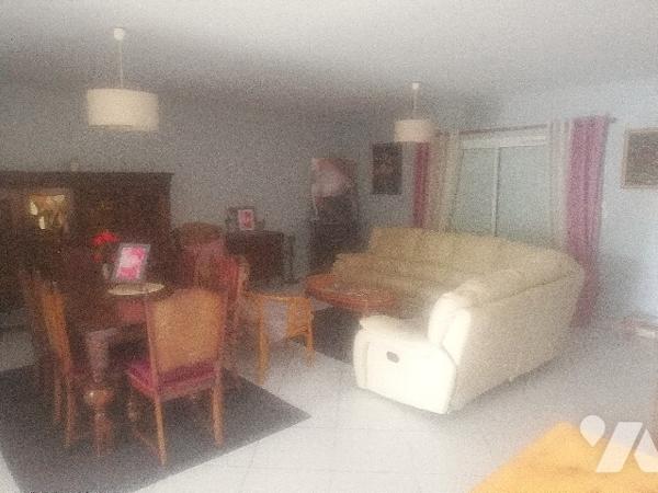 Proche centre-ville, jolie maison récente de plain-pied avec garage et beau jardin d'agrément clos.