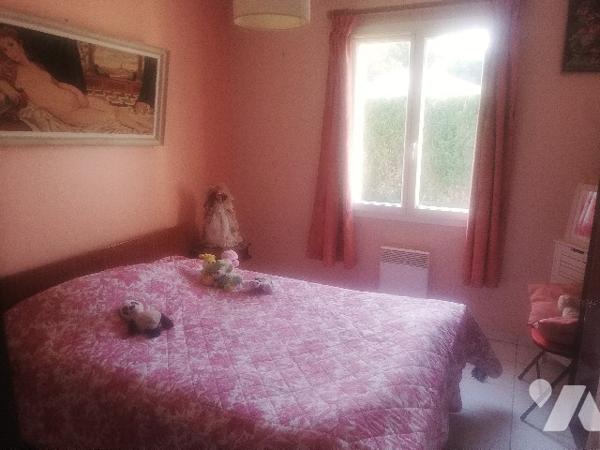 Proche centre-ville, jolie maison récente de plain-pied avec garage et beau jardin d'agrément clos.