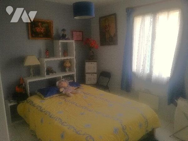 Proche centre-ville, jolie maison récente de plain-pied avec garage et beau jardin d'agrément clos.