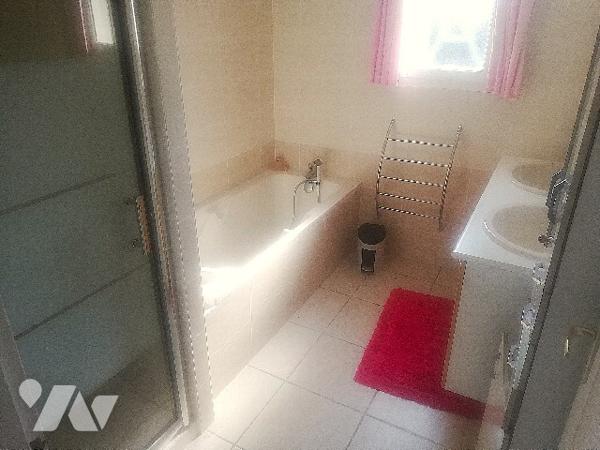 Proche centre-ville, jolie maison récente de plain-pied avec garage et beau jardin d'agrément clos.