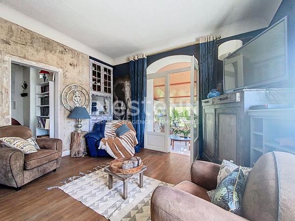 Maison d'architecte à vendre Vayrac 3 chambres, Cuisine aménagée et équipée, Véranda, Climatisation, double garage, Terrain arboré 900m2