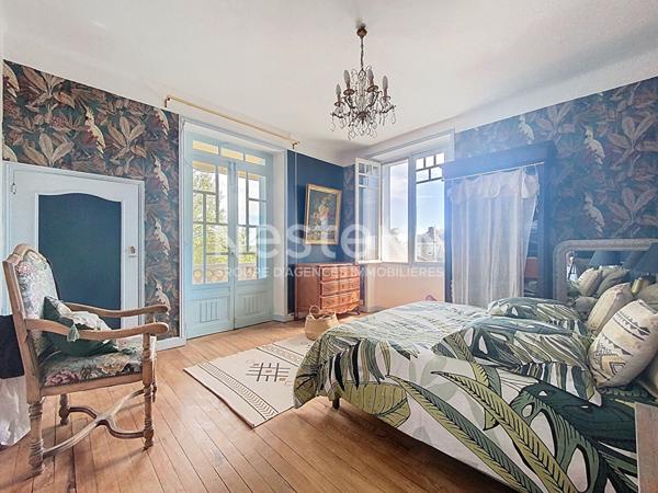 Maison d'architecte à vendre Vayrac 3 chambres, Cuisine aménagée et équipée, Véranda, Climatisation, double garage, Terrain arboré 900m2