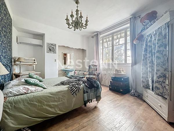 Maison d'architecte à vendre Vayrac 3 chambres, Cuisine aménagée et équipée, Véranda, Climatisation, double garage, Terrain arboré 900m2