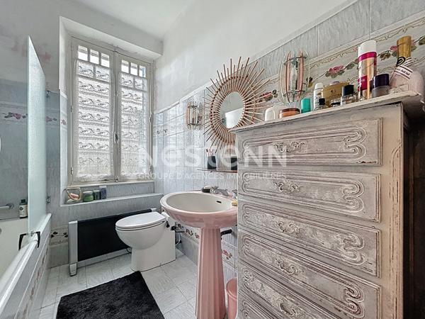 Maison d'architecte à vendre Vayrac 3 chambres, Cuisine aménagée et équipée, Véranda, Climatisation, double garage, Terrain arboré 900m2