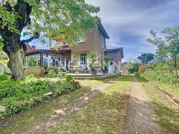Maison d'architecte à vendre Vayrac 3 chambres, Cuisine aménagée et équipée, Véranda, Climatisation, double garage, Terrain arboré 900m2