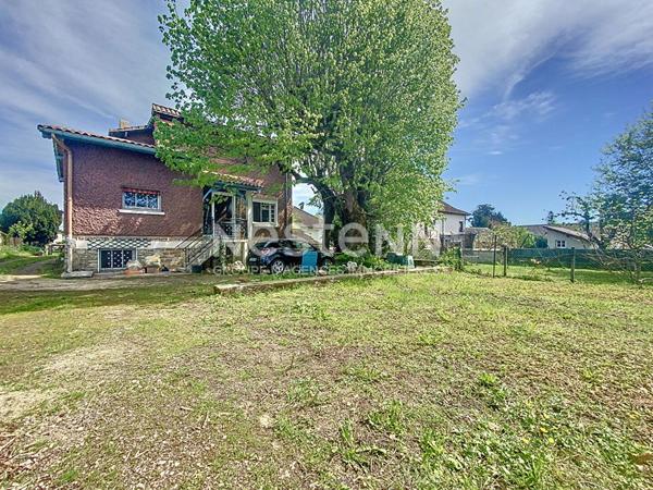 Maison d'architecte à vendre Vayrac 3 chambres, Cuisine aménagée et équipée, Véranda, Climatisation, double garage, Terrain arboré 900m2