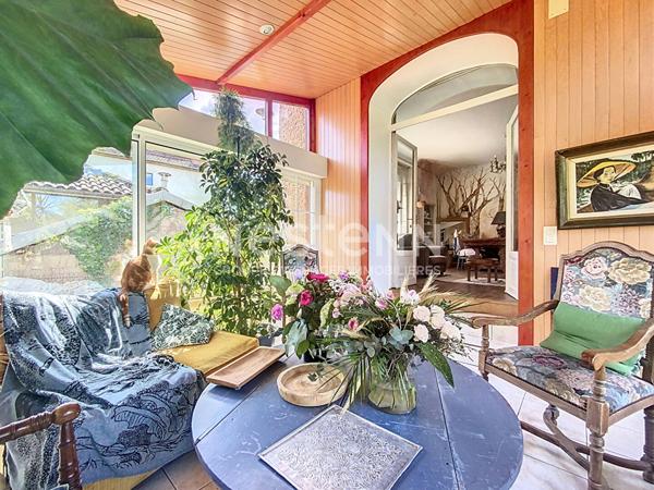 Maison d'architecte à vendre Vayrac 3 chambres, Cuisine aménagée et équipée, Véranda, Climatisation, double garage, Terrain arboré 900m2