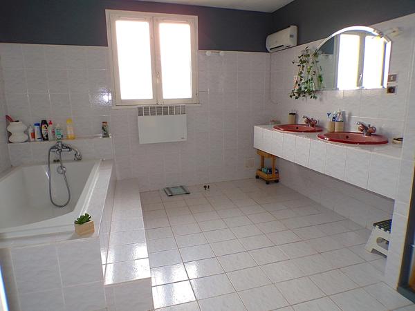 Grande Maison Familiale 138m² avec Jardin et Piscine à Fendeille