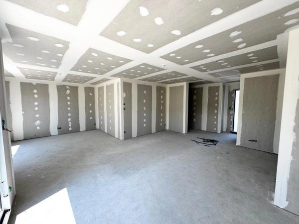 Maison de plain-pied de 102 m², livraison prévue en octobre 2025.