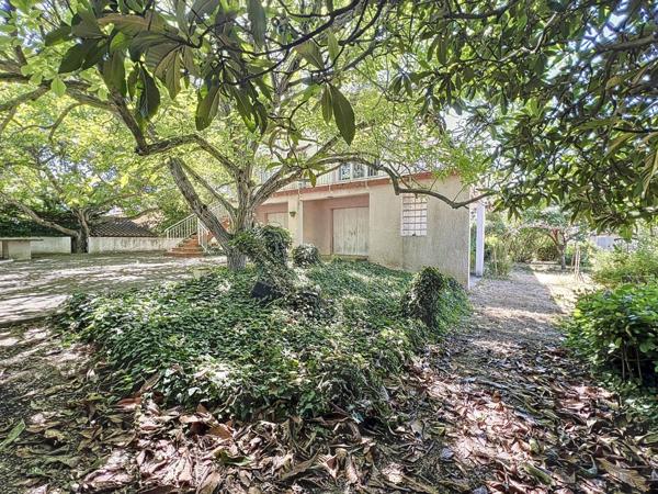 Maison à vendre JUVIGNAC (34) 6 pièces - 169 m2 - Divisée en 2 appartements et 1 garage - Terrain avec piscine de 1298 m2