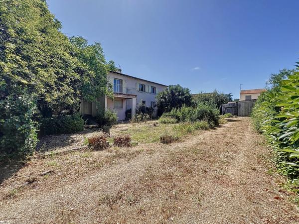 Maison à vendre JUVIGNAC (34) 6 pièces - 169 m2 - Divisée en 2 appartements et 1 garage - Terrain avec piscine de 1298 m2