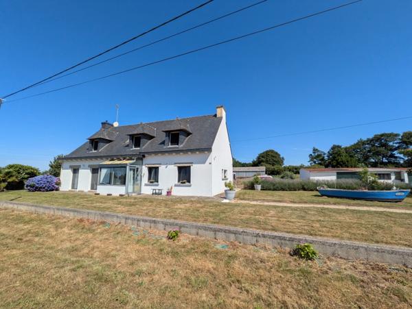GUERN JOLIE MAISON DE 170M² AVEC VIE DE PLAIN PIED 7 PIECES GARAGE ET ATELIER PARCELLE DE 5150M² ENVIRON