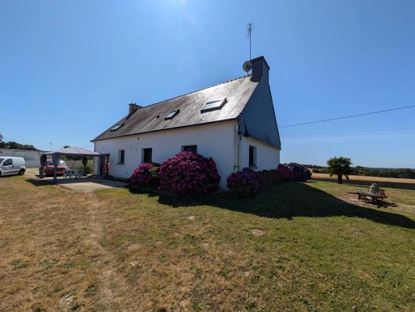 GUERN JOLIE MAISON DE 170M² AVEC VIE DE PLAIN PIED 7 PIECES GARAGE ET ATELIER PARCELLE DE 5150M² ENVIRON