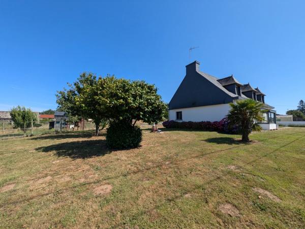 GUERN JOLIE MAISON DE 170M² AVEC VIE DE PLAIN PIED 7 PIECES GARAGE ET ATELIER PARCELLE DE 5150M² ENVIRON